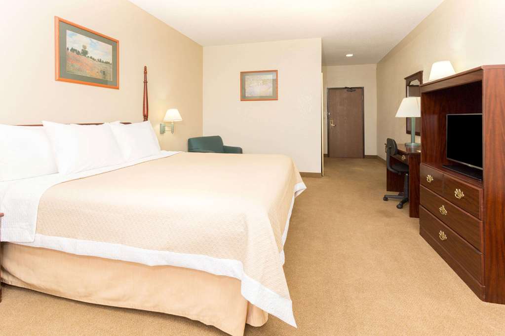 Days Inn by Wyndham Colorado Springs Airport - photo 7