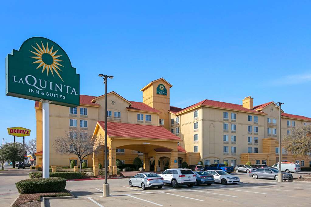 La Quinta Inn & Suites by Wyndham DFW Airport South Irving - photo 3