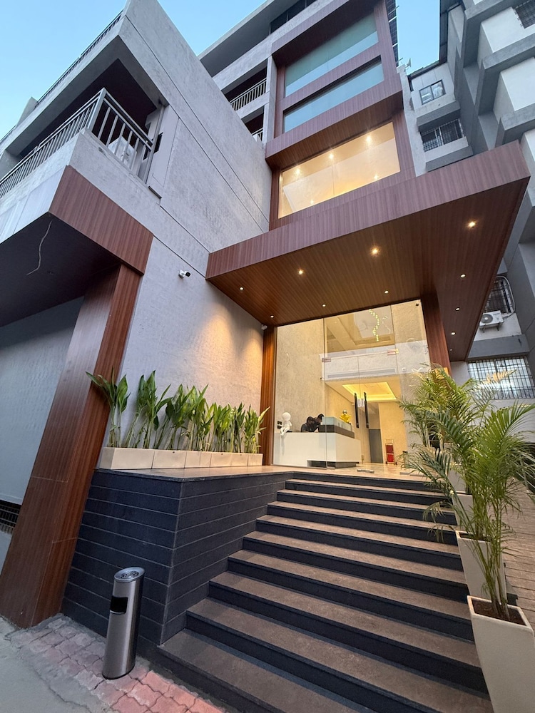 Hotel StoneLeaf - carbon neutral hotel in Unknown City