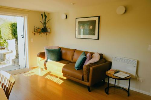 Kowhai Apartment private opposite golf course central Wanaka — 4-Star Luxury Hotel in Wanaka, New Zealand