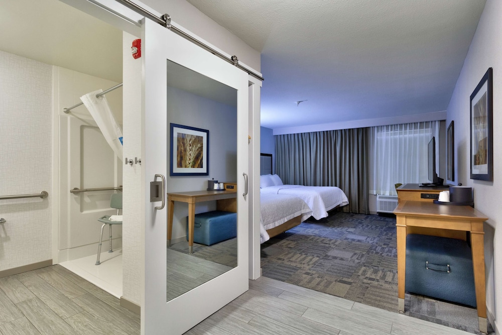 Hampton Inn Salina - photo 6