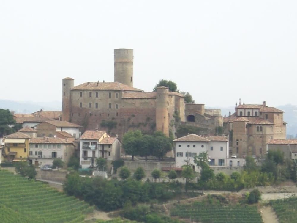 Arco Dei Nobili — Monforte D Alba
