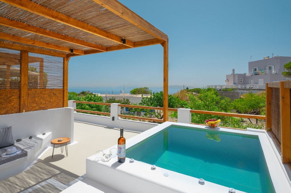 Tre Fiori The Retreat Suites — 4-Star Luxury Hotel in Fira, Greece