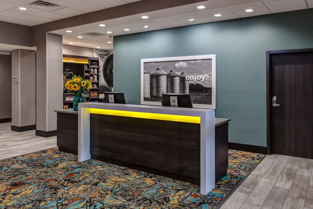 Hampton Inn & Suites Wichita Airport - photo 4