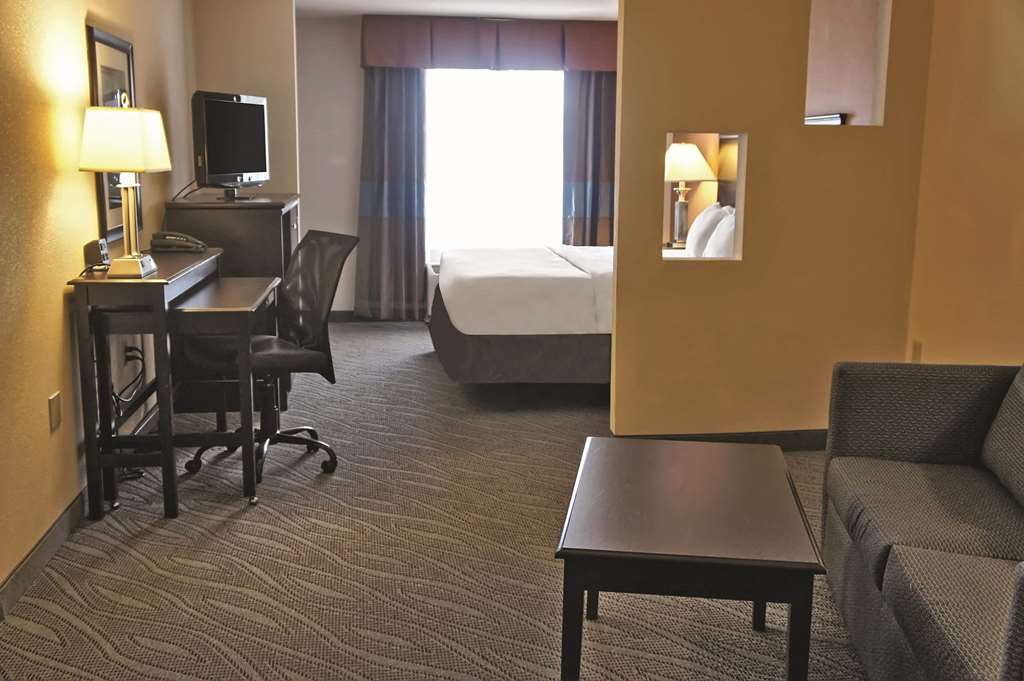 La Quinta Inn & Suites by Wyndham Edmond - photo 16