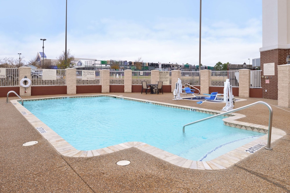 Hampton Inn & Suites Greenville - photo 39