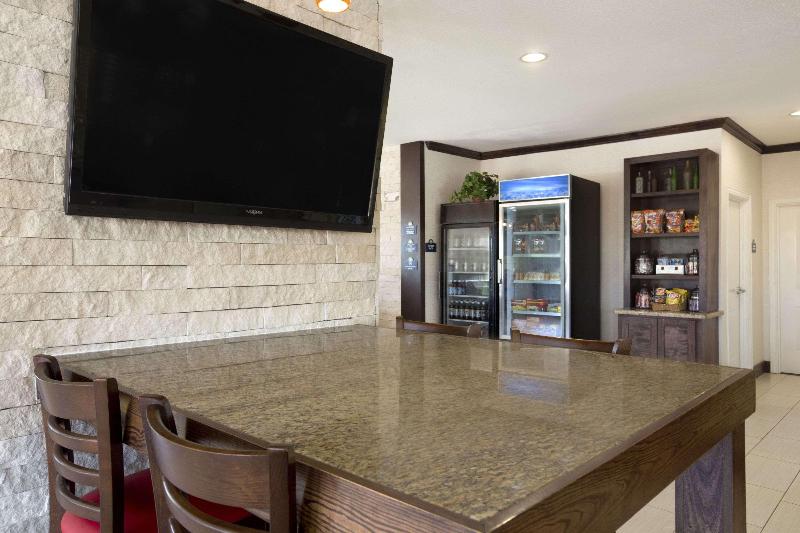 Days Inn & Suites by Wyndham Gonzales - photo 5