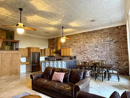 The Eastland Grand Majestic — 4-Star Luxury Hotel in Eastland, United States
