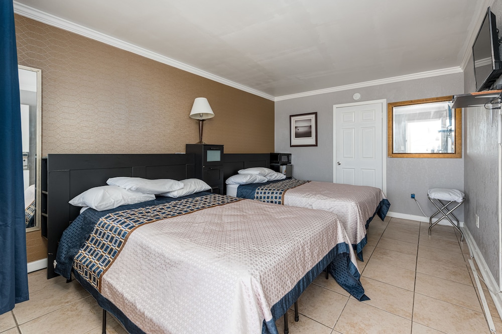 Boardwalk Hotel Charlee & Beach House Rentals - photo 15