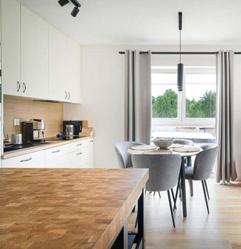 APARTAMENTY LA VILLA DELUXE z dwoma sypialniami salonem balkonem prywatnym parkingiem blisko centrum Słoneczna Polana — 4-Star Luxury Hotel in Kudowa-Zdroj, Poland