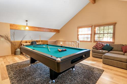 Starlight Summit Walk to Slopes Luxury cabin with game room hot tub and pool table — 4-Star Luxury Hotel in Big Bear Lake, United States