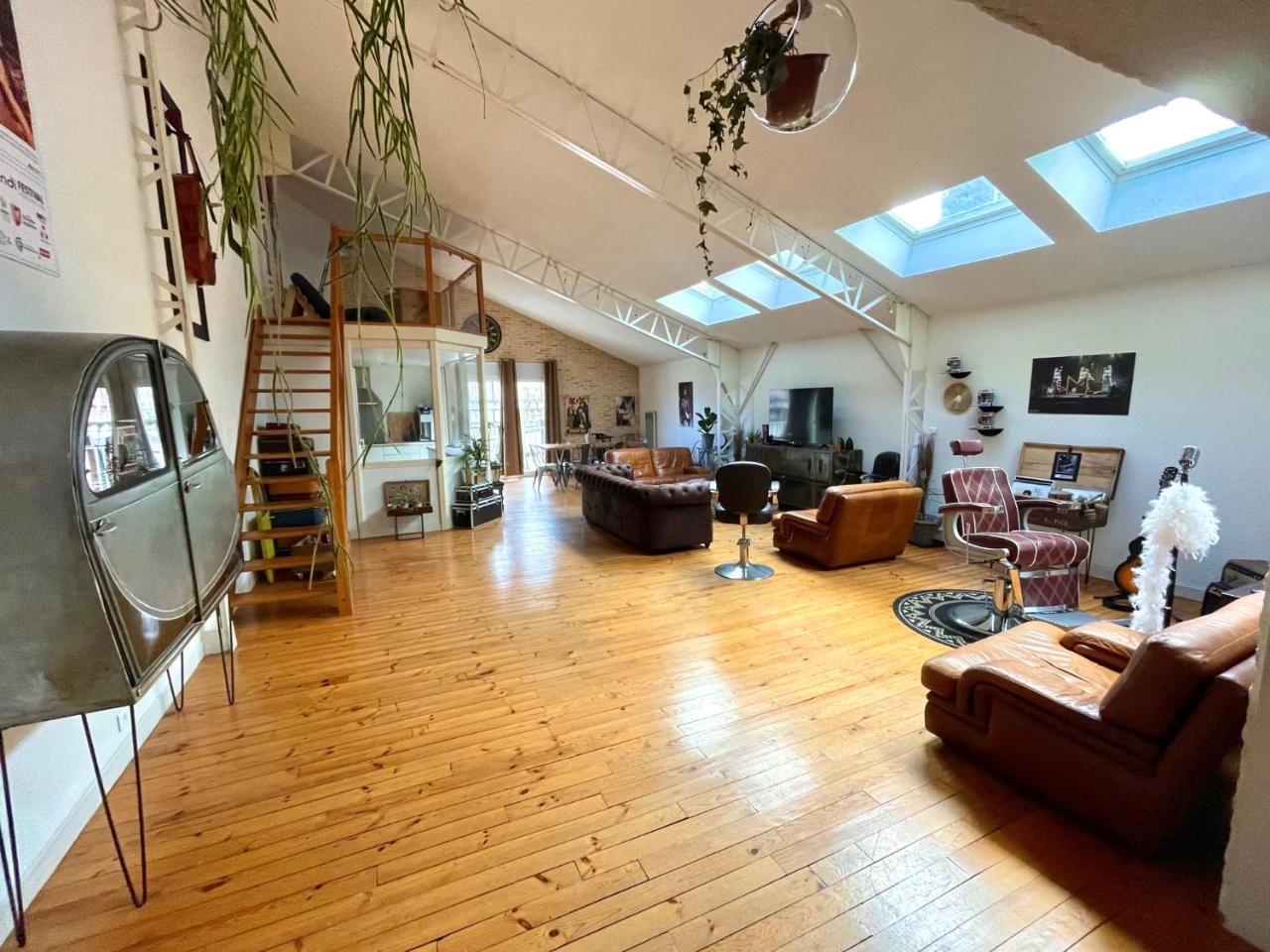 Superbe Loft Centre Ville Sauna Parking Prive Clim 1 a 10personnes in Brive-La-Gaillarde, France