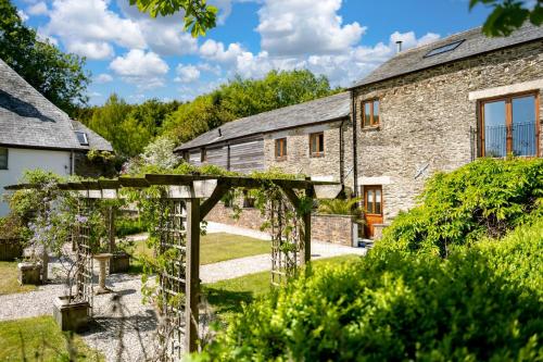 East Trenean Farm Cottages 4 Luxury Cornish Cottages sleeping 20 with hot tubs private gardens rural views and EV facilities in Looe, United Kingdom