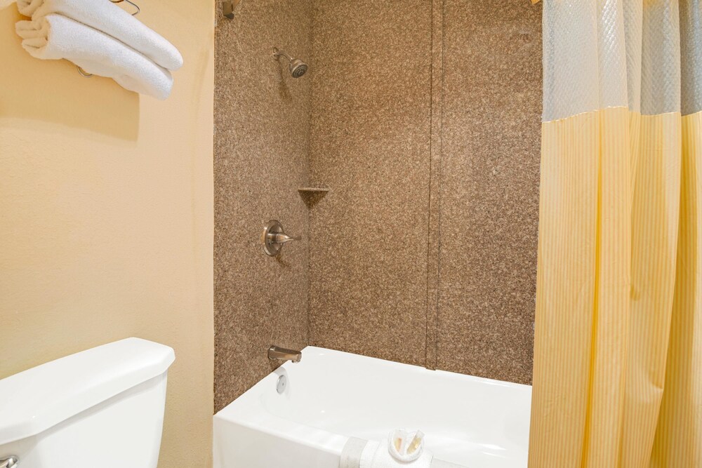 Days Inn by Wyndham East Albuquerque - photo 18