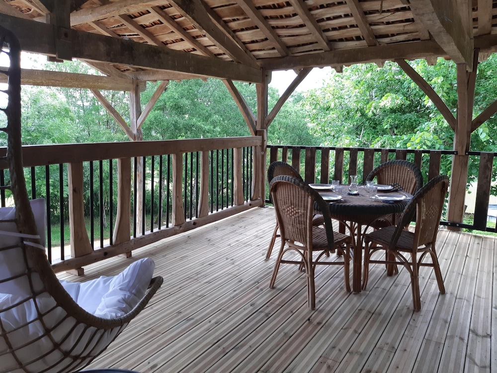 Renovated farmhouse with private pool — 4-Star Luxury Hotel in Puy-L'eveque, France
