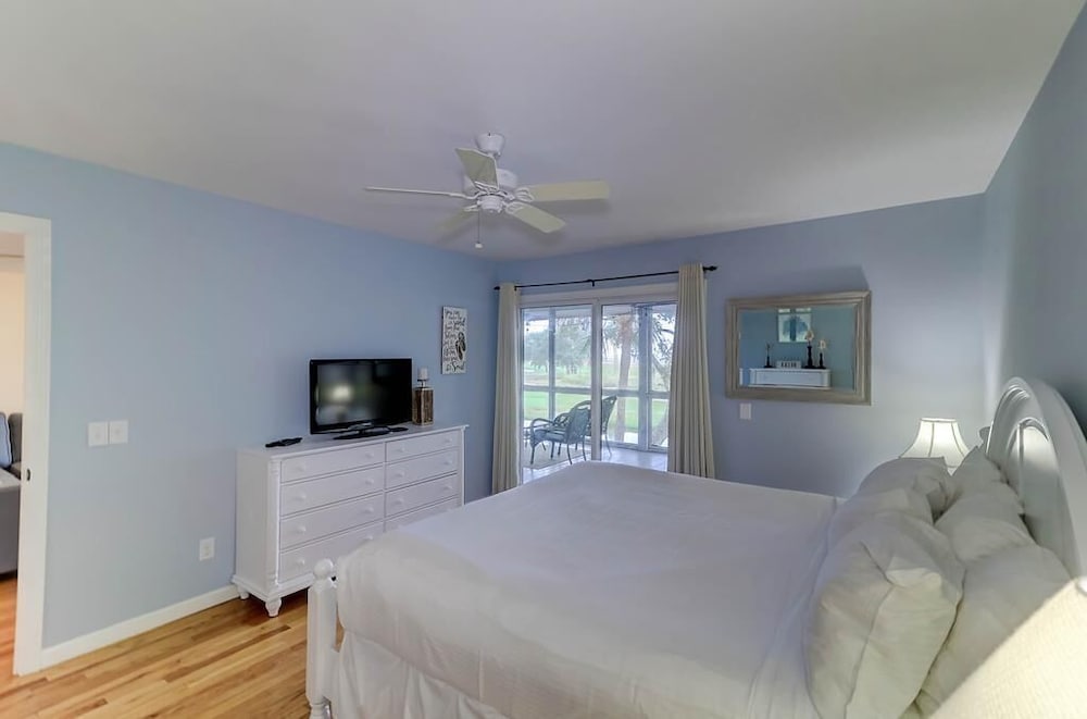 22 Twin Oaks — 4-Star Luxury Hotel in Isle Of Palms, United States