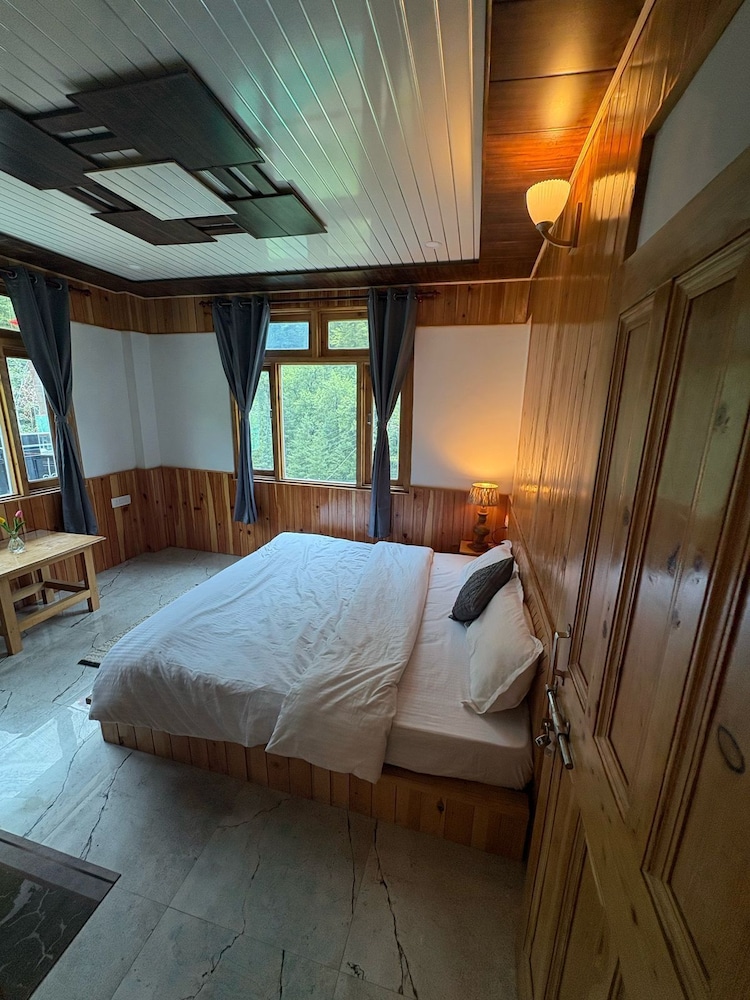 The Pahadi Soul Stay and Café in Banjar, India