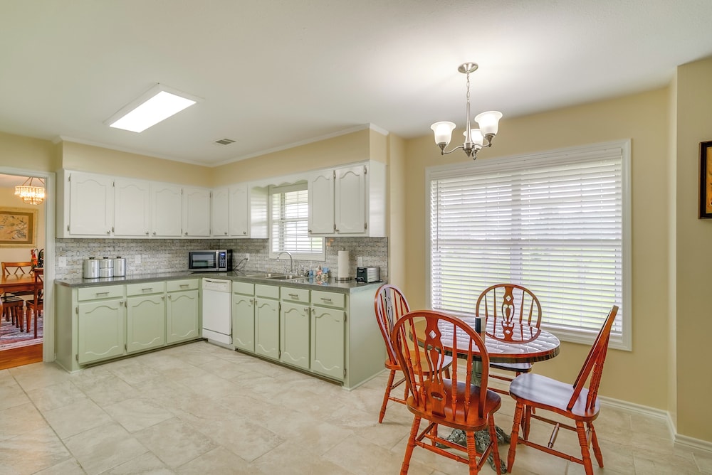 Calhoun Home w Spacious Interior & Backyard — Calhoun — photo 3
