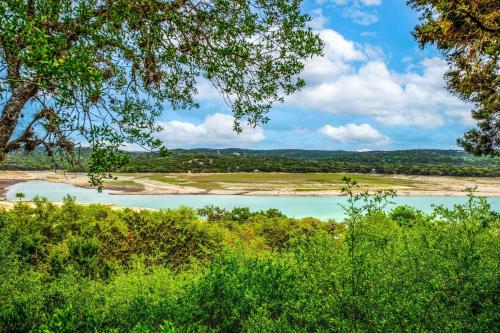 Lakeside Escape in Lakehills, United States