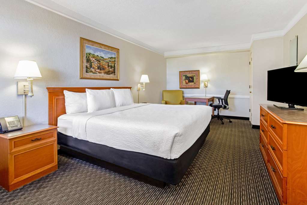 La Quinta Inn Tampa Bay Pinellas Park Clearwater - photo 31