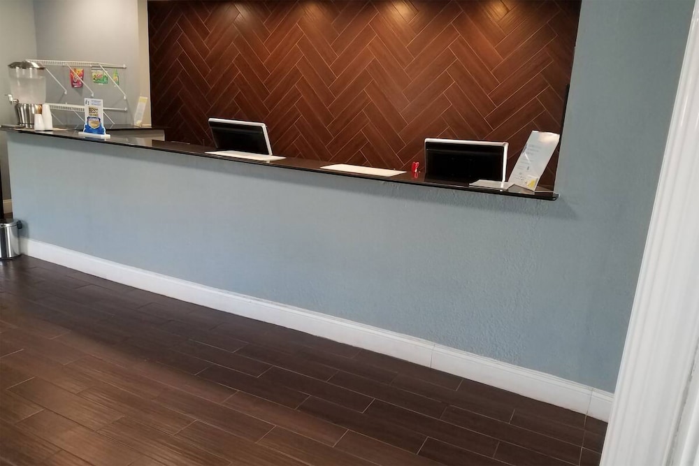 Blue Way Inn & Suites Wichita East - photo 6