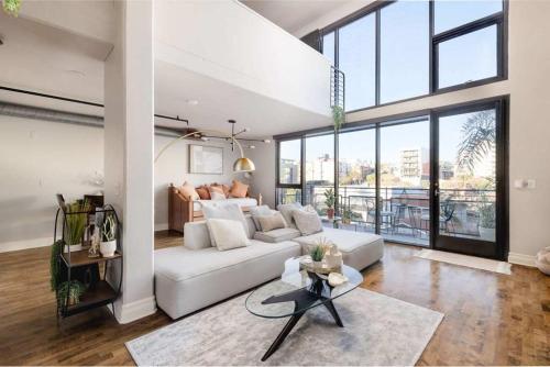 Upscale Modern Spacious Loft in Little Italy — 4-Star Luxury Hotel in San Diego, United States