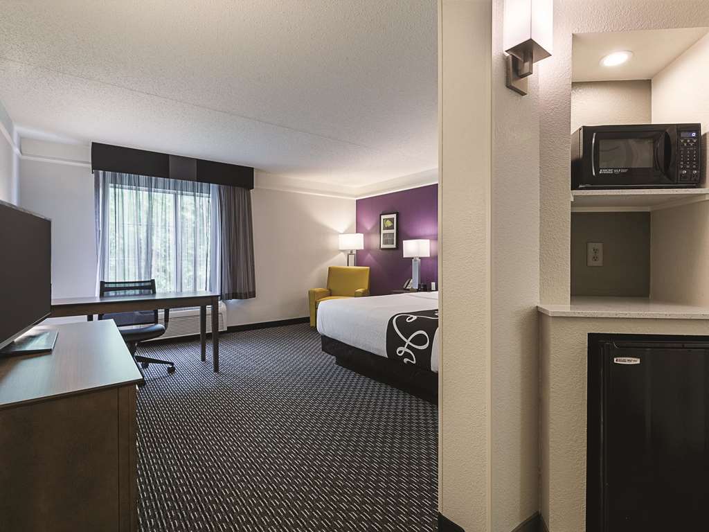 La Quinta Inn & Suites by Wyndham Dallas Plano West - photo 13