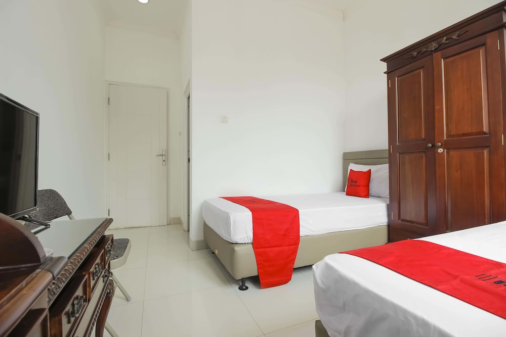 RedDoorz @ Permata Sari Karawaci in Curug, Indonesia