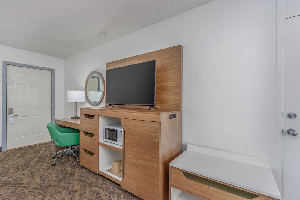 Crossroads Inn & Suites - photo 29