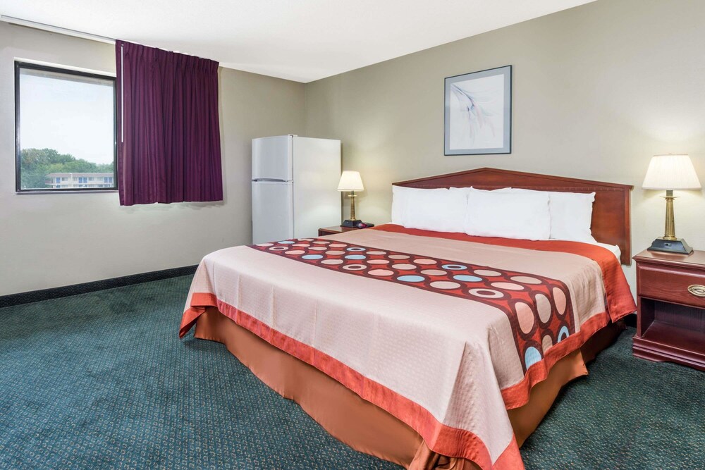 Super 8 by Wyndham Bridgeton Arpt St Louis Area - photo 11