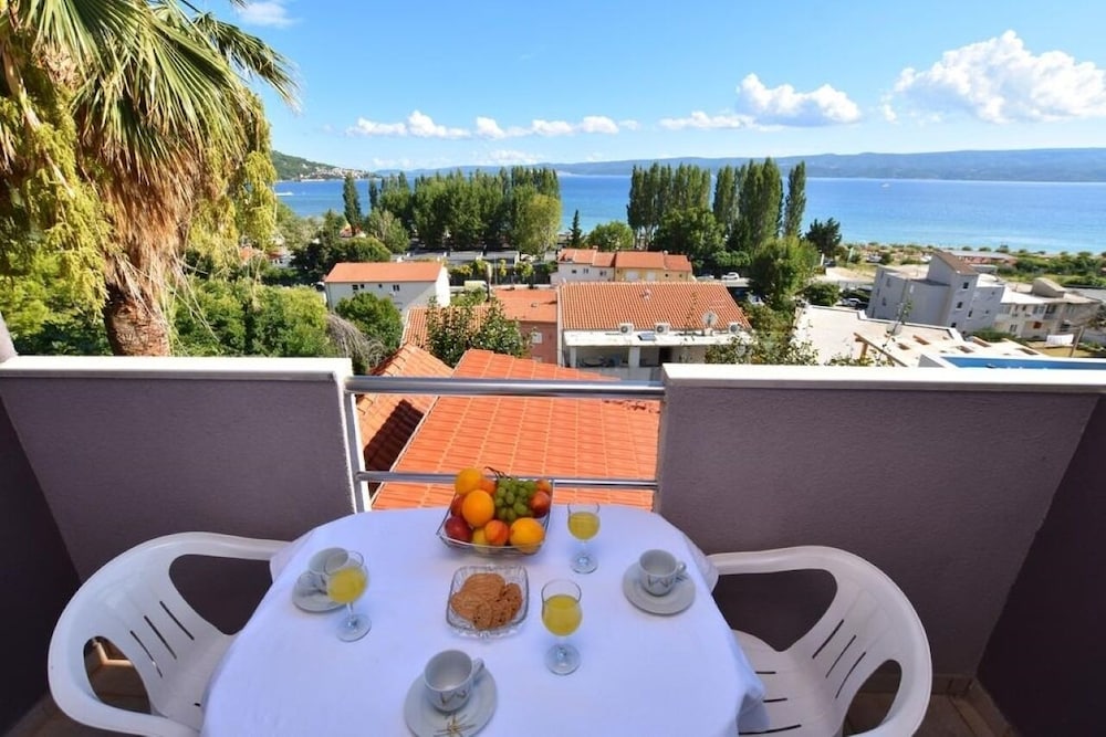 Rene Seaview & Parking Space A3 — 4-Star Luxury Hotel in Omis, Croatia
