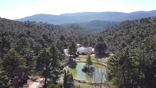 Chalet lujo en finca Zafiro lagunazo Riopar 5 o 3 dormitorios y 3 Baños Parque Natural del Rio Mundo — 4-Star Luxury Hotel in Riopar, Spain