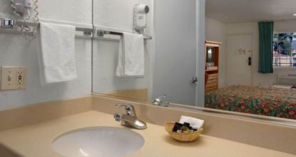 Orange Show Inn San Bernardino - photo 15
