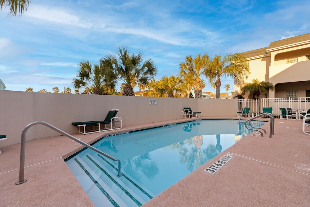 Ground Floor Condo W pool & 1 2 Block to Beach — 4-Star Luxury Hotel in South Padre Island, United States