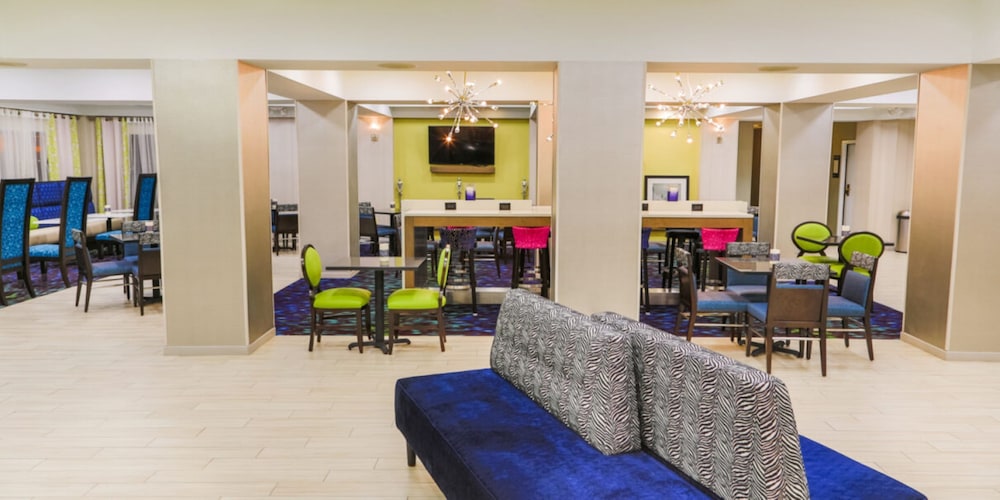Hampton Inn & Suites Nashville Airport - photo 8