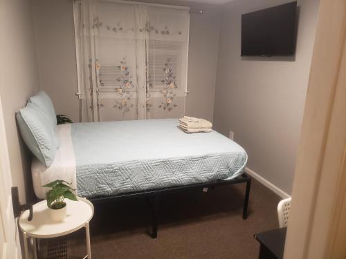 Orchard Room by the Airport Shared Space — hotel in Darby