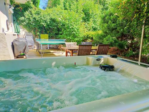 Magnifiques voûtes avec SPA - carbon neutral hotel in Saint-Amant-Tallende