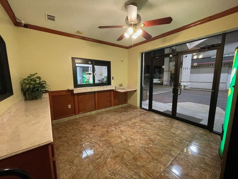 Woodland Inn & Suites - photo 3