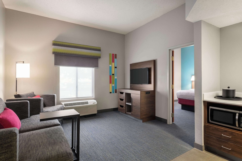 Hampton Inn & Suites Springfield MO - photo 17