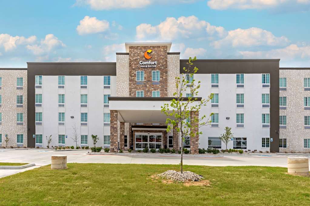 Comfort Inn & Suites Euless DFW West - carbon neutral hotel in Euless