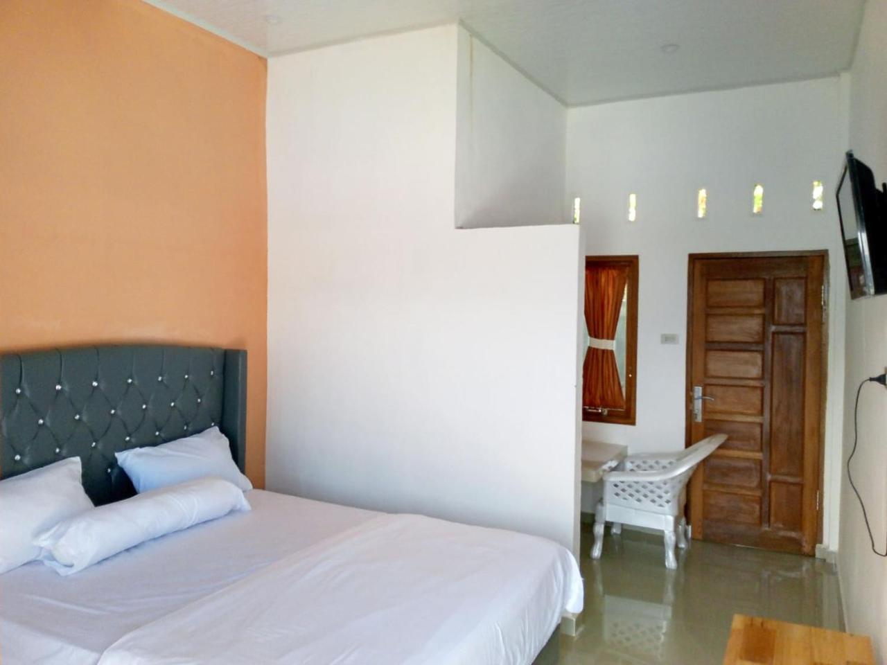 RedDoorz @ Sihole Paradise Inn Parbaba — hotel in Pangururan
