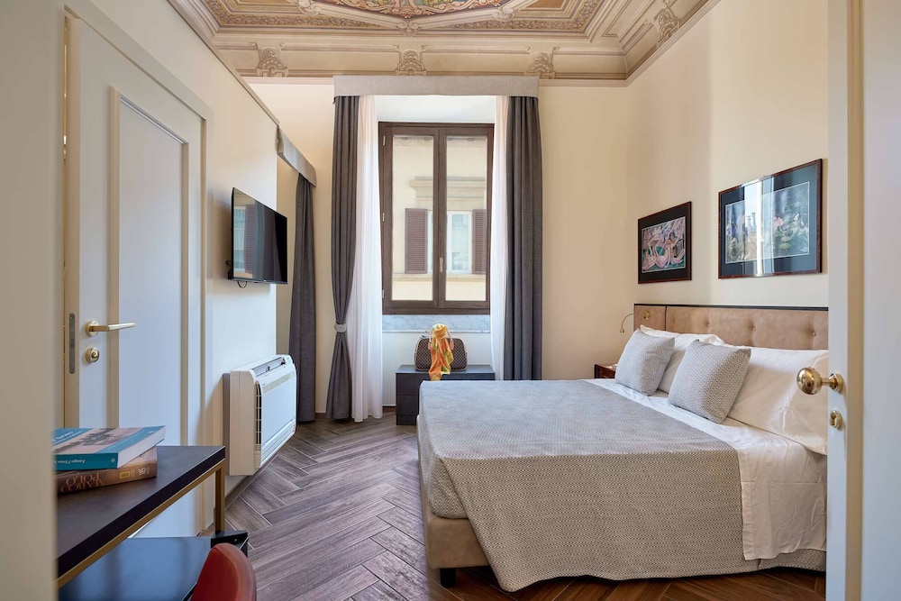 Residenza Mondragone — 4-Star Luxury Hotel in Florence, Italy