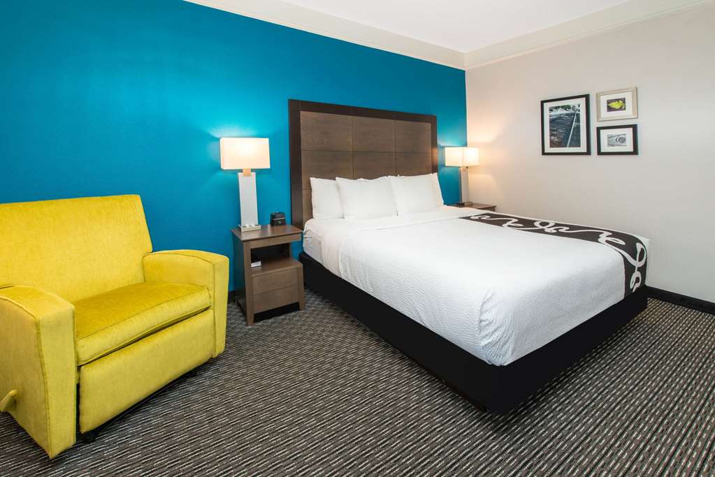La Quinta Inn & Suites by Wyndham Tampa Brandon Regency Park - photo 17