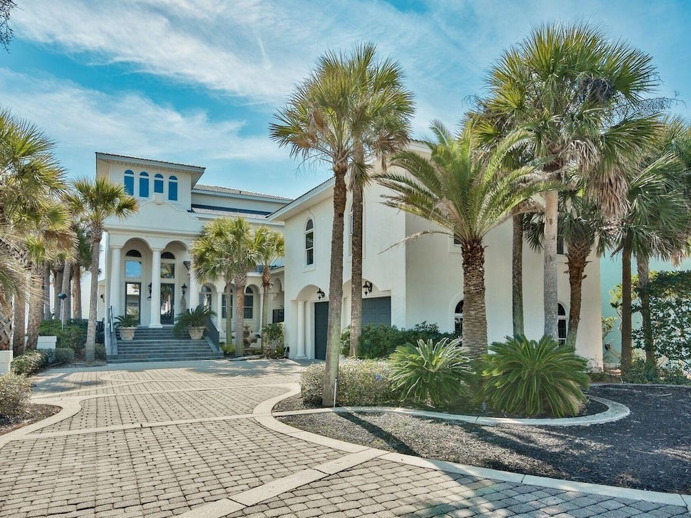 Stunning Views 9BR Gulf Front Home Pool Elevator Pool Table — 4-Star Luxury Hotel in Destin, United States