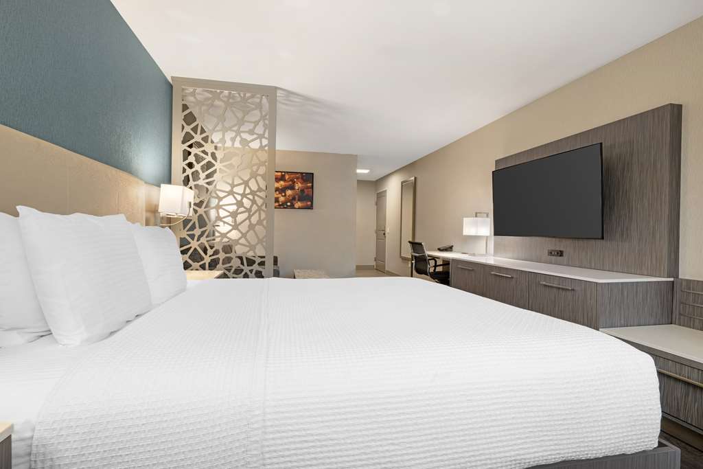Best Western Plus Temecula Wine Country Hotel &Suites - photo 17