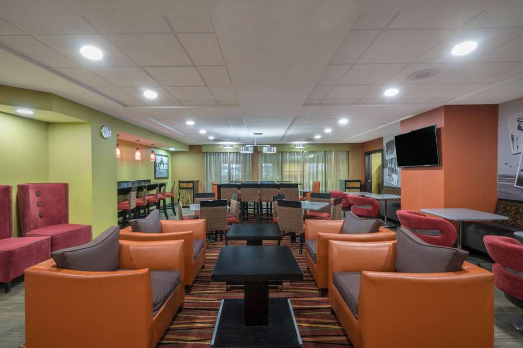 La Quinta Inn & Suites by Wyndham Clarksville - photo 26