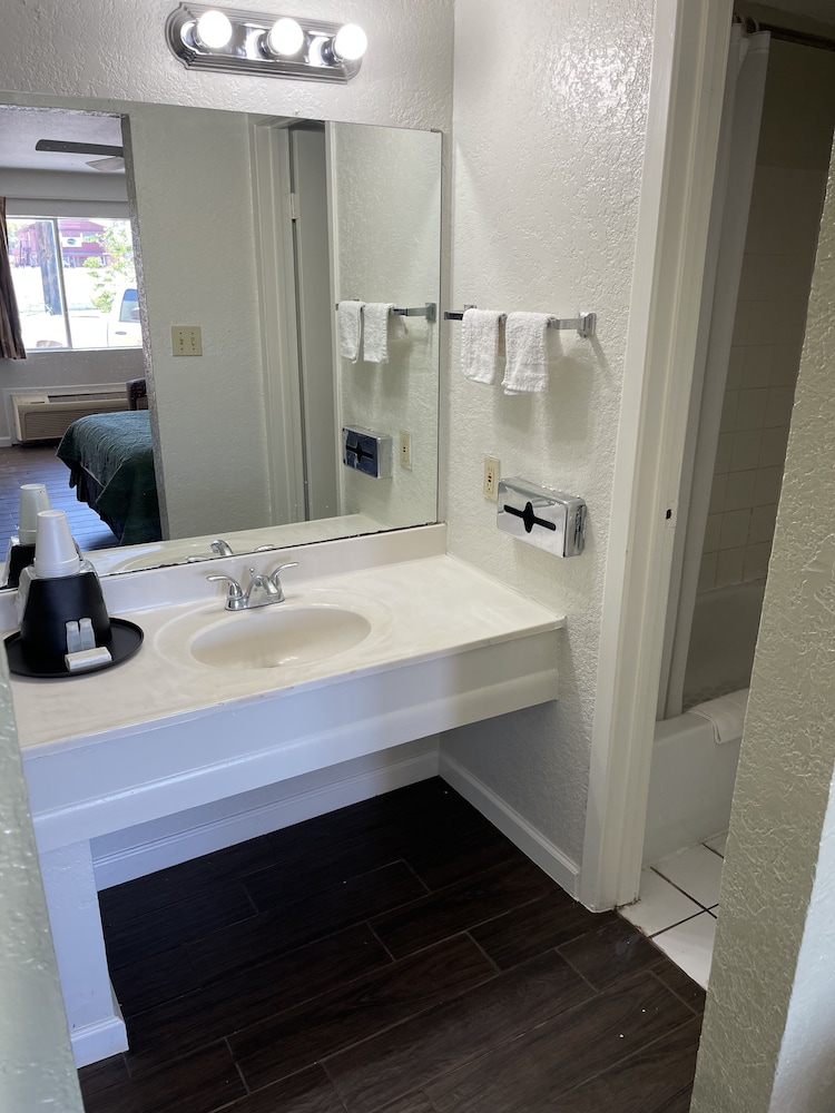 Del Rio Inn - photo 15