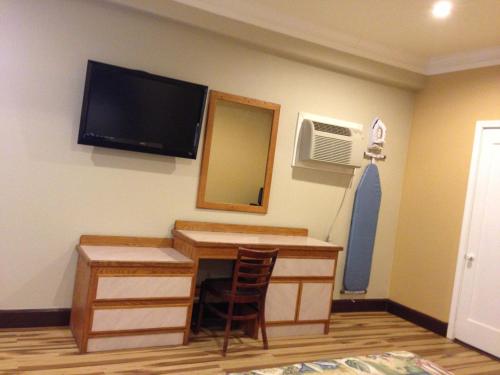 Reedley Inn - photo 2