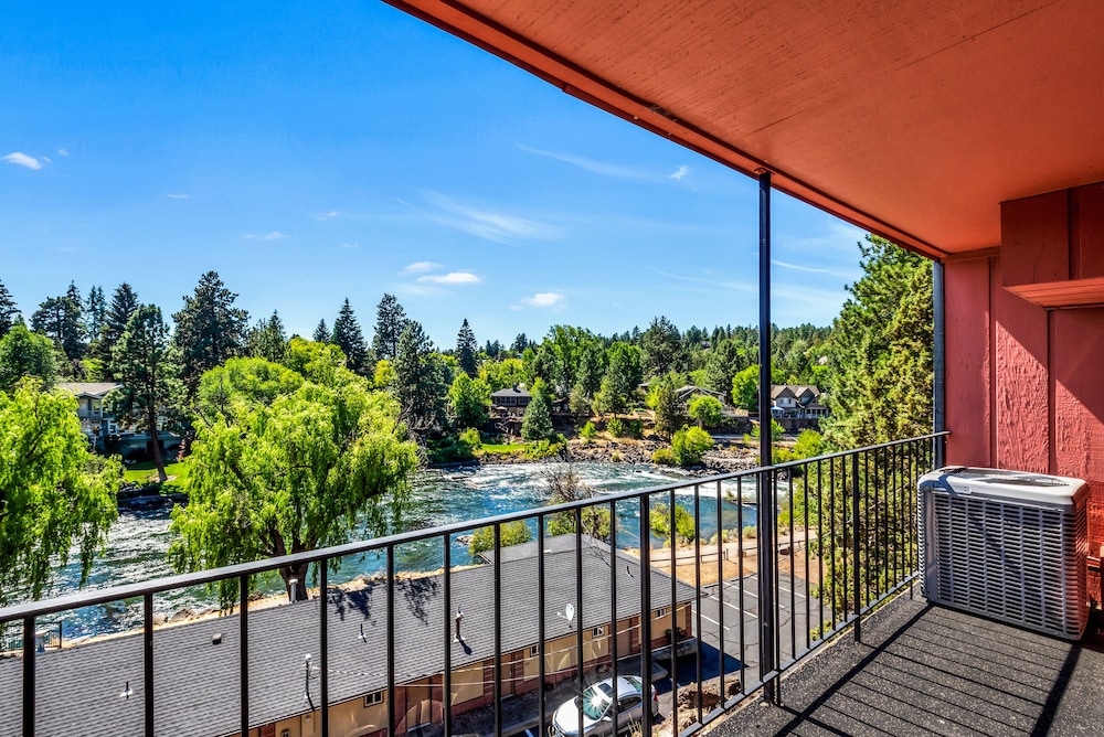 Bend Riverside Inn & Suites - photo 325