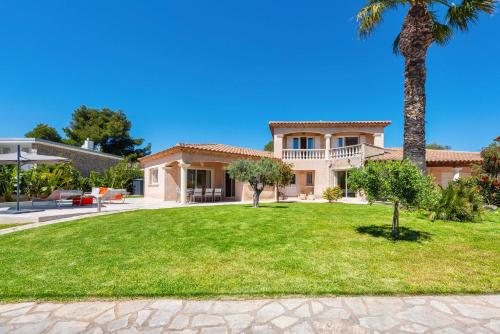 Villa Pitou Piscine chauffAce 200m plage — 4-Star Luxury Hotel in La Londe-Les-Maures, France